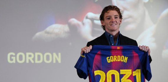 Anthony Gordon posa con una camiseta del FC Barcelona durante su presentación con el conjunto azulgrana.