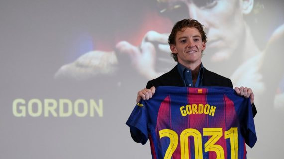 Anthony Gordon posa con una camiseta del FC Barcelona durante su presentación con el conjunto azulgrana.