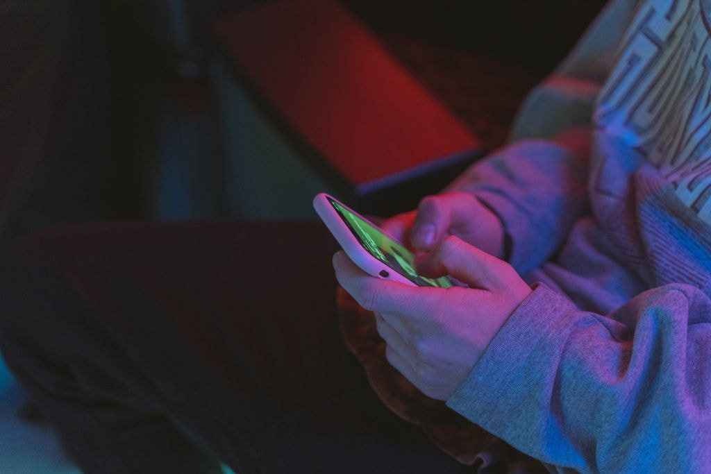 Usuario desbloqueando una de las mejores apps de apuestas deportivas con el pulgar sobre la pantalla del móvil
