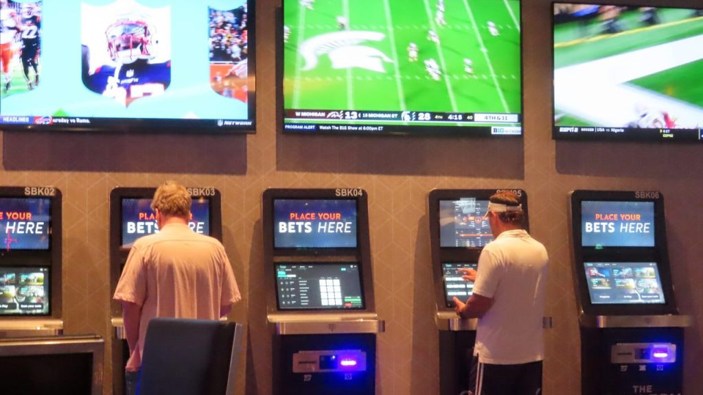 Dos personas apostando al Mundial 2026 en un casino de Atlantic City.
