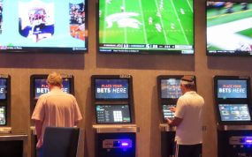 Dos personas apostando al Mundial 2026 en un casino de Atlantic City.