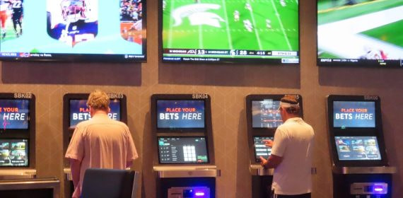 Dos personas apostando al Mundial 2026 en un casino de Atlantic City.
