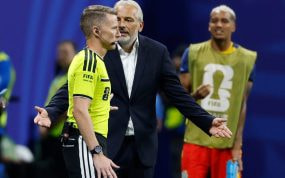 El español Alejandro Hernández Hernández recibe las protestas de Sébastien Desabre, seleccionador de RD Congo.
