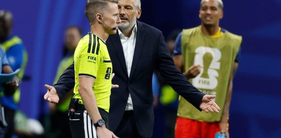 El español Alejandro Hernández Hernández recibe las protestas de Sébastien Desabre, seleccionador de RD Congo.