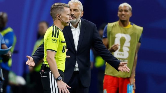 El español Alejandro Hernández Hernández recibe las protestas de Sébastien Desabre, seleccionador de RD Congo.