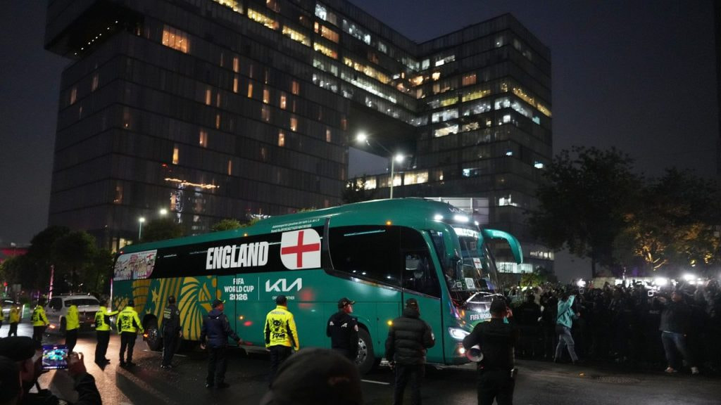 El autobús de Inglaterra llegando a su hotel de concentración en Ciudad de México.