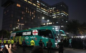 El autobús de Inglaterra llegando a su hotel de concentración en Ciudad de México.