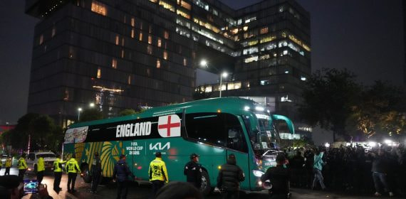 El autobús de Inglaterra llegando a su hotel de concentración en Ciudad de México.