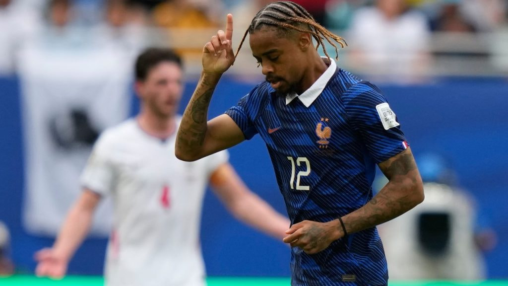 Bradley Barcola celebra el segundo gol anotado ante Inglaterra en el partido por el tercer y cuarto puesto del Mundial 2026.
