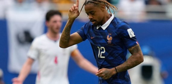 Bradley Barcola celebra el segundo gol anotado ante Inglaterra en el partido por el tercer y cuarto puesto del Mundial 2026.