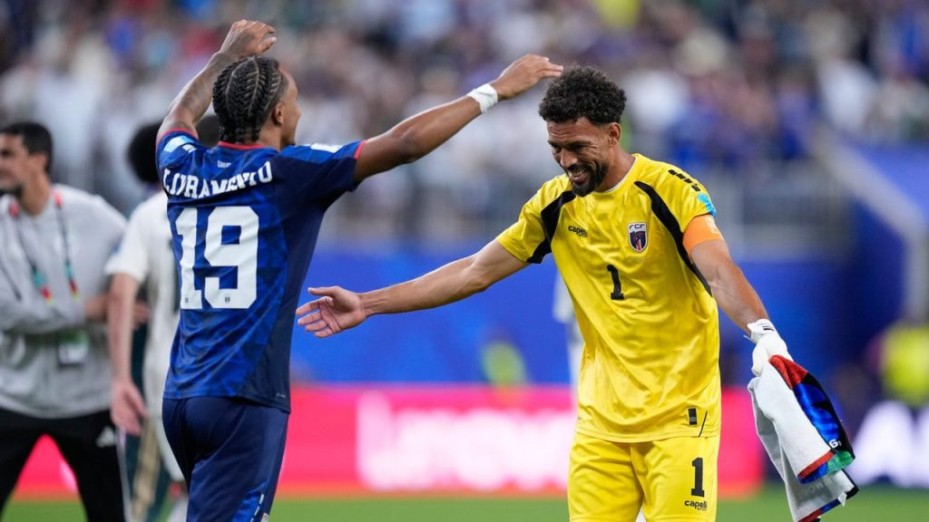 Dailon Livramento y Vozinha, a punto de abrazarse tras el empate de Cabo Verde frente a Arabia Saudí.