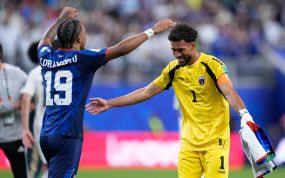 Dailon Livramento y Vozinha, a punto de abrazarse tras el empate de Cabo Verde frente a Arabia Saudí.
