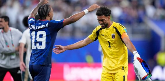 Dailon Livramento y Vozinha, a punto de abrazarse tras el empate de Cabo Verde frente a Arabia Saudí.