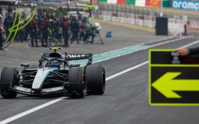 Andrea Kimi Antonelli entra en boxes con su Mercedes durante el Gran Premio de F1 de Japón 2026.