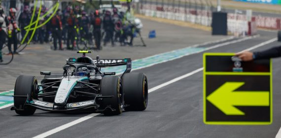 Andrea Kimi Antonelli entra en boxes con su Mercedes durante el Gran Premio de F1 de Japón 2026.