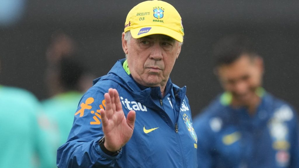 Carlo Ancelotti da indicaciones en un entrenamiento de la selección de Brasil