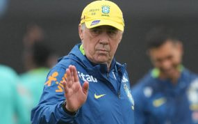 Carlo Ancelotti da indicaciones en un entrenamiento de la selección de Brasil