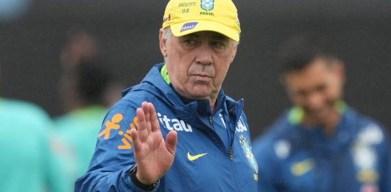Carlo Ancelotti da indicaciones en un entrenamiento de la selección de Brasil