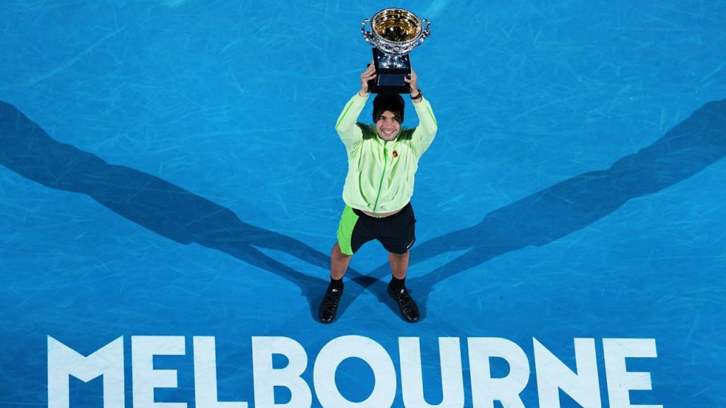 Carlos Alcaraz levanta el título de campeón del Open de Australia sobre el nombre del Melbourne en la pista central.