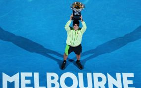 Carlos Alcaraz levanta el título de campeón del Open de Australia sobre el nombre del Melbourne en la pista central.