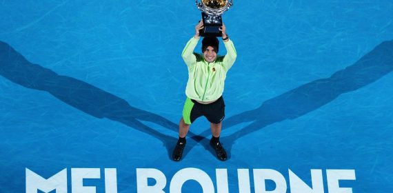 Carlos Alcaraz levanta el título de campeón del Open de Australia sobre el nombre del Melbourne en la pista central.