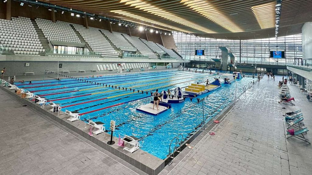 Interior del Centro Acuático Olímpico de Saint-Denis, sede de la natación artística en los Juegos de París