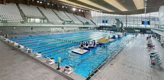 Interior del Centro Acuático Olímpico de Saint-Denis, sede de la natación artística en los Juegos de París