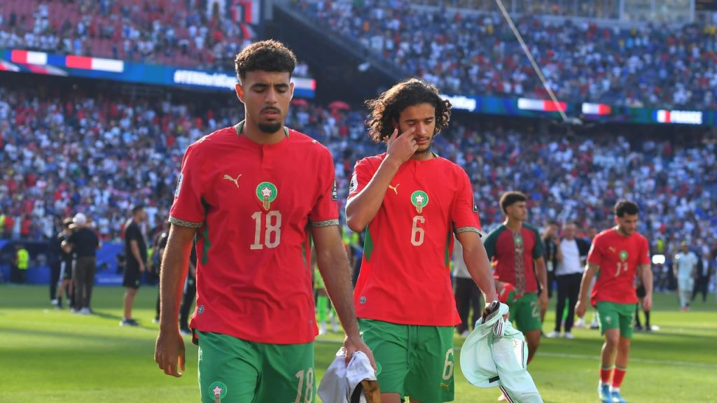 Chadi Riad y Ayyoub Bouaddi abandonan el césped cabizbajos tras la derrota de Marruecos ante Francia en el Mundial 2026.