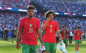 Chadi Riad y Ayyoub Bouaddi abandonan el césped cabizbajos tras la derrota de Marruecos ante Francia en el Mundial 2026.