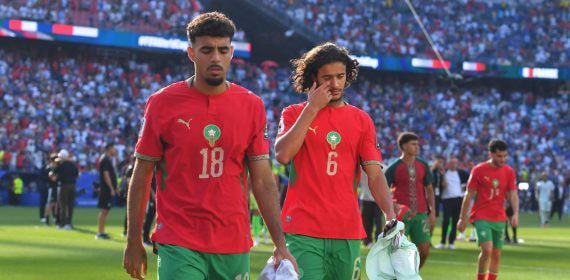 Chadi Riad y Ayyoub Bouaddi abandonan el césped cabizbajos tras la derrota de Marruecos ante Francia en el Mundial 2026.