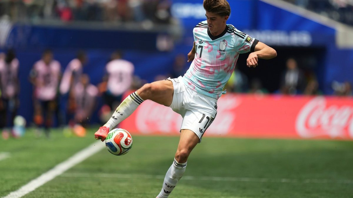 Charles De Ketelaere juega un balón en el partido de cuartos de final del Mundial 2026 ante España.