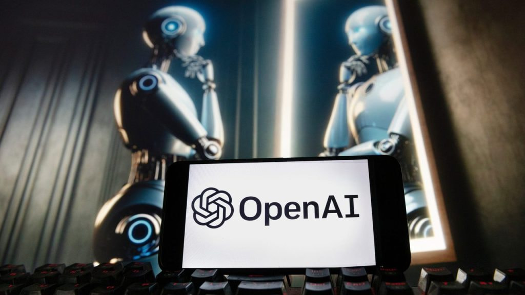 Logotipo de OpenAI (ChatGPT) en un móvil sobre un teclado y un androide al fondo mirándose en un espejo.