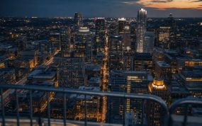 Skyline nocturno de una gran ciudad norteamericana con una valla de seguridad en primer plano durante el Mundial 2026
