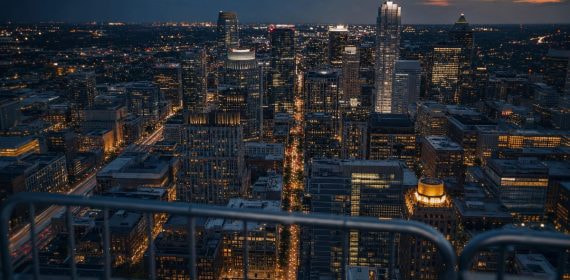 Skyline nocturno de una gran ciudad norteamericana con una valla de seguridad en primer plano durante el Mundial 2026