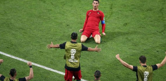 Crisitano Ronaldo celebra uno de sus tres goles a España durante la fase de grupos del Mundial de Rusia 2018.
