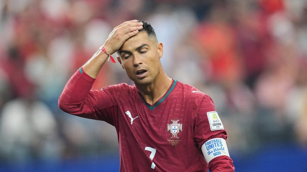 Cristiano Ronaldo se lamenta por una acción en el partido entre Porgual y España del Mundial 2026.