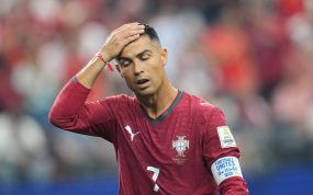 Cristiano Ronaldo se lamenta por una acción en el partido entre Porgual y España del Mundial 2026.