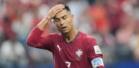 Cristiano Ronaldo se lamenta por una acción en el partido entre Porgual y España del Mundial 2026.