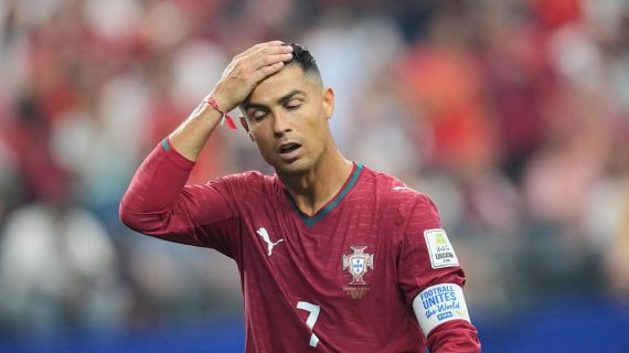 Cristiano Ronaldo se lamenta por una acción en el partido entre Porgual y España del Mundial 2026.