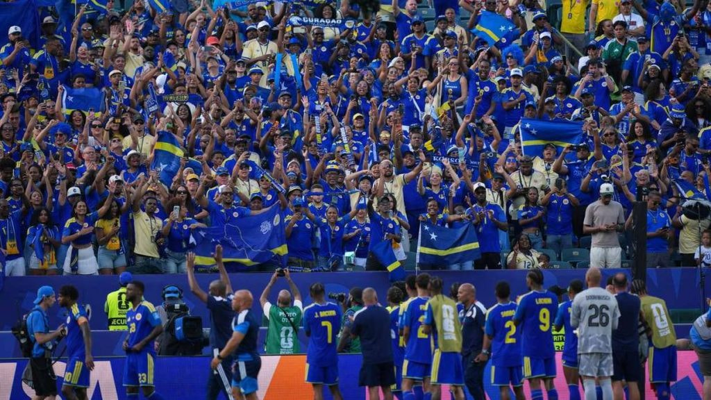 Los futbolistas de Curazao celebran junto a sus aficionados su buen papel en el Mundial 2026.