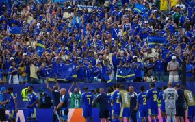 Los futbolistas de Curazao celebran junto a sus aficionados su buen papel en el Mundial 2026.