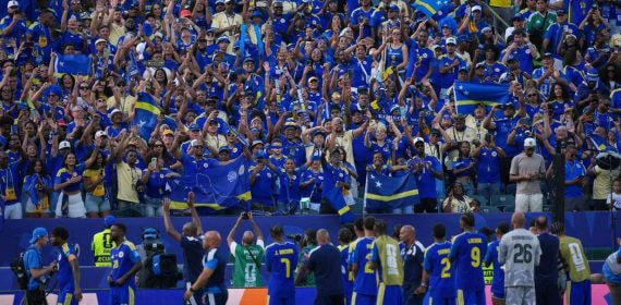 Los futbolistas de Curazao celebran junto a sus aficionados su buen papel en el Mundial 2026.