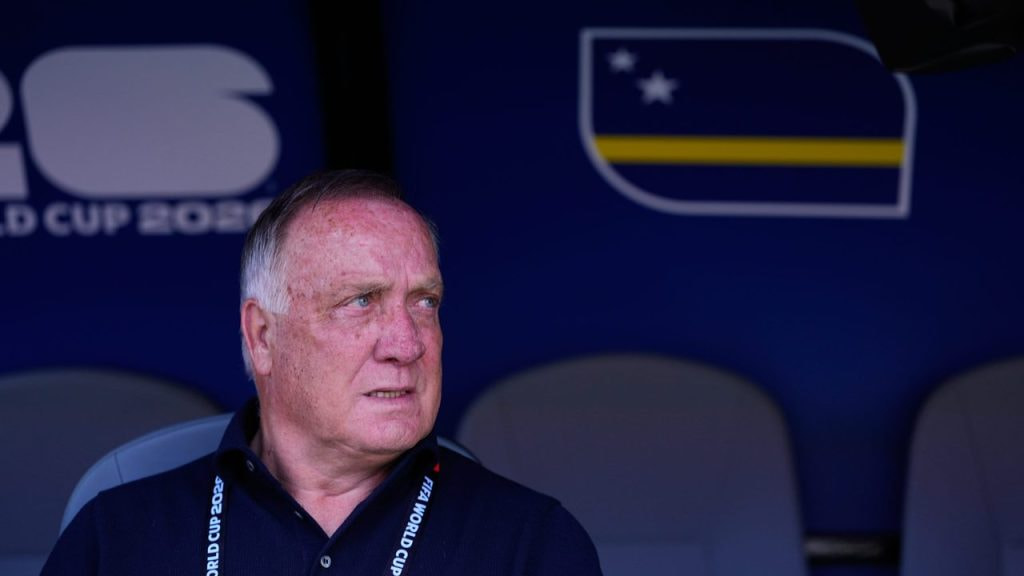 Dick Advocaat, sentado en el banquillo durante el duelo entre Curazao y Costa de Marfil del Mundial 2026.