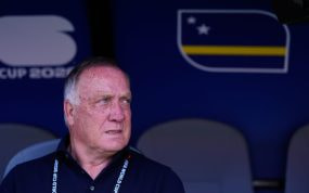 Dick Advocaat, sentado en el banquillo durante el duelo entre Curazao y Costa de Marfil del Mundial 2026.