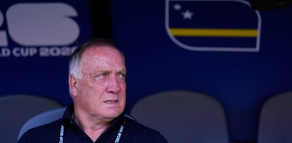 Dick Advocaat, sentado en el banquillo durante el duelo entre Curazao y Costa de Marfil del Mundial 2026.
