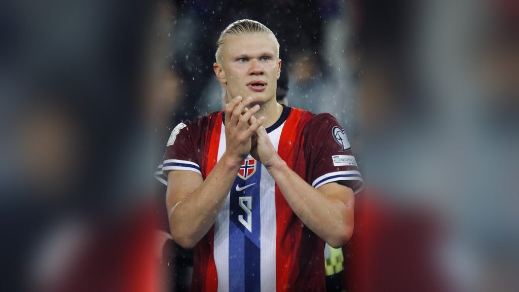 Erling Haaland aplaude bajo la lluvia con la camiseta de Noruega tras el partido ante Italia en Oslo