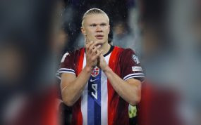Erling Haaland aplaude bajo la lluvia con la camiseta de Noruega tras el partido ante Italia en Oslo
