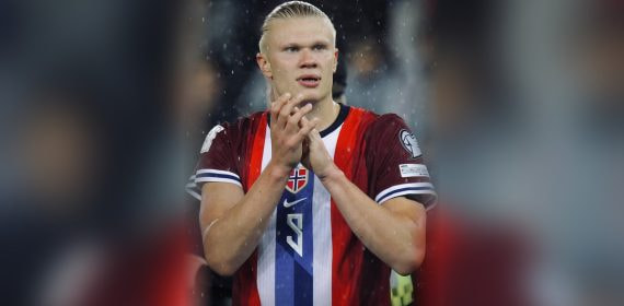 Erling Haaland aplaude bajo la lluvia con la camiseta de Noruega tras el partido ante Italia en Oslo