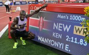 El keniata Emmanuel Wanyonyi posa con el tiempo de su récord en los 1.000 metros en el Estadio Louis II de Mónaco.