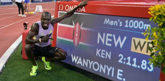 El keniata Emmanuel Wanyonyi posa con el tiempo de su récord en los 1.000 metros en el Estadio Louis II de Mónaco.